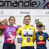 Lotte Kopecky (au centre) a remporté le TdR Féminin, devant Demi Vollering (à gauche) et Gaia Realini (à droite) KEYSTONE/JEAN-CHRISTOPHE BOTT